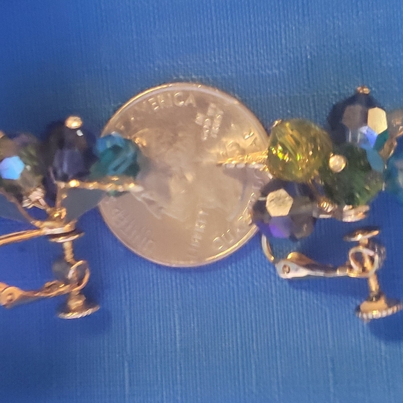 Vintage Gorgeous Blue Green AB Crystal Clip Earrings With Goldtone Leaf Accent - Picture 6 of 7